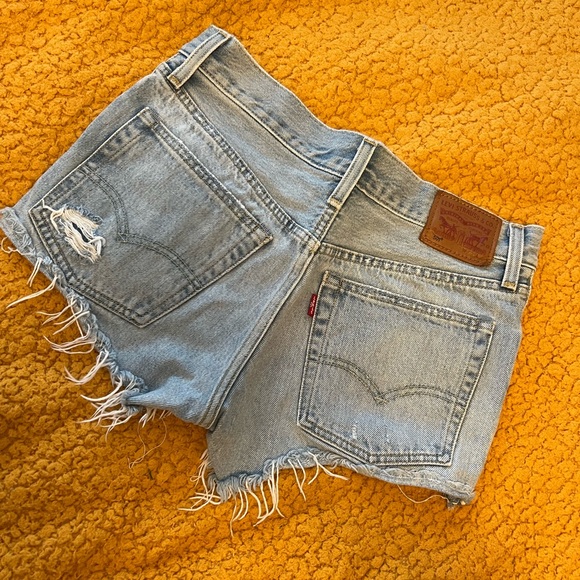 Levi’s 501 cutoff Jean shorts size 25 - Picture 3 of 3